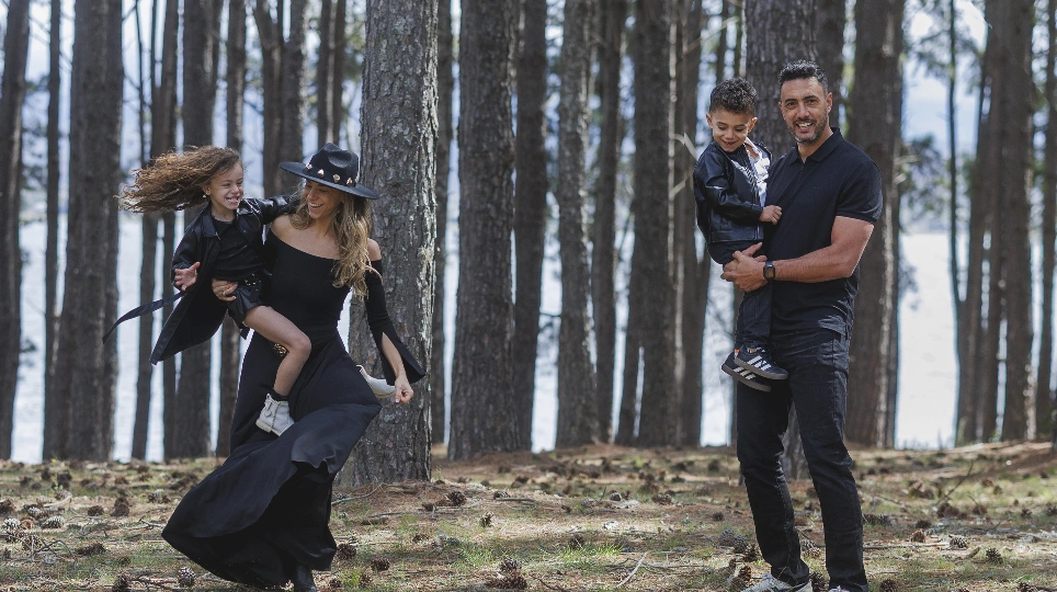 Maca y Gastón con sus hijos